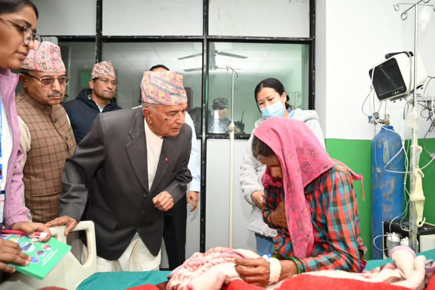 जाजरकोट पुगेका राष्ट्रपति पौडेलले घाइतेहरुसंग भेटे